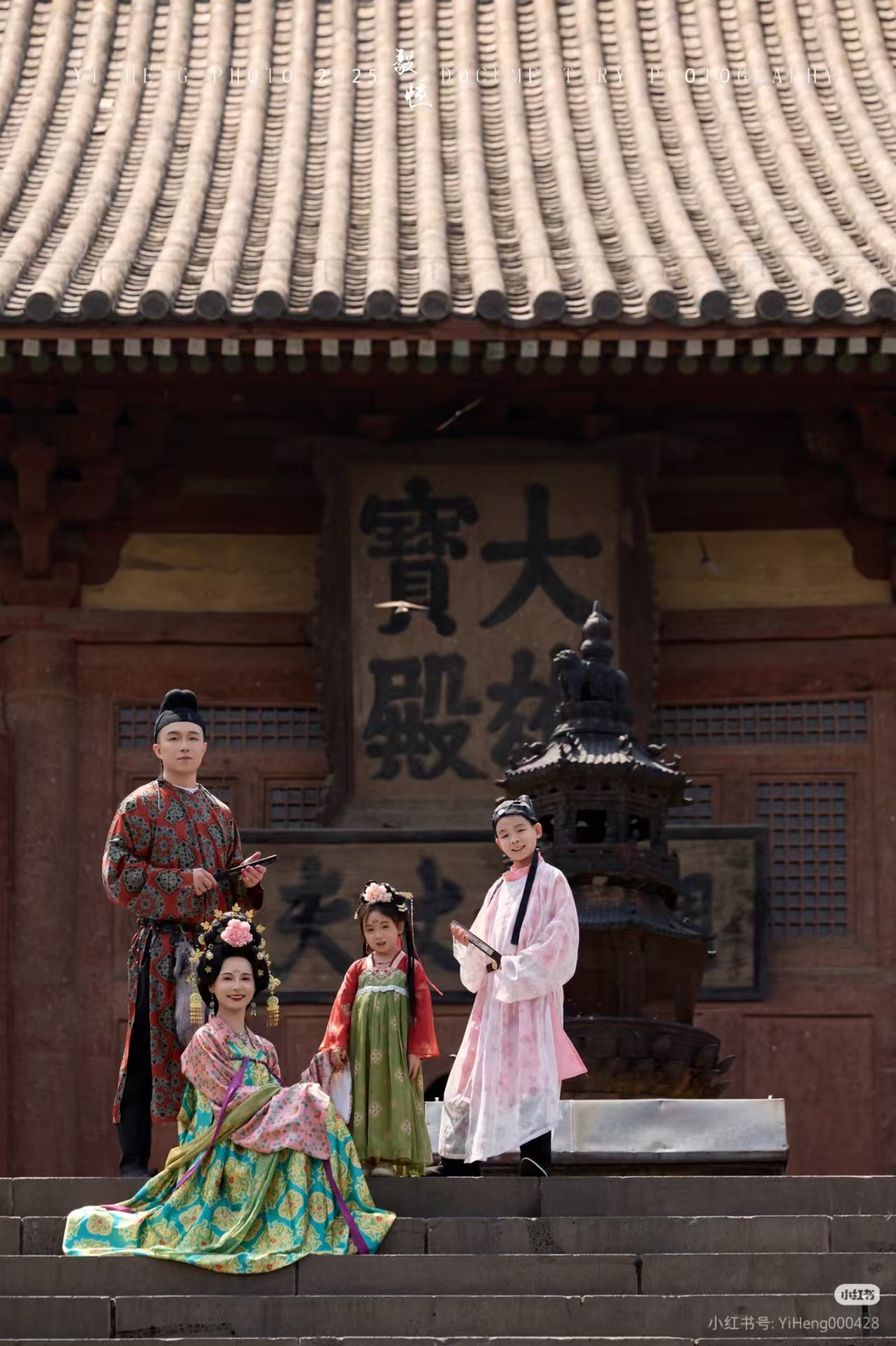 游客在古建前合影